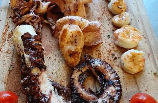Tahtada ahtapot, kalamar ve karides ızgara