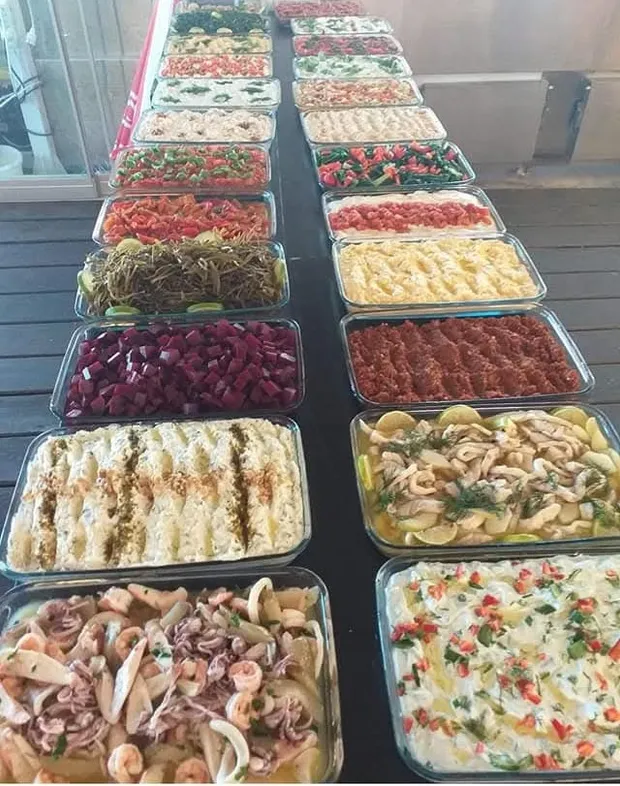Kaptanın Yeri meze vitrini: ön sırada kalamar ve haydari, arkada börülce, fava ve diğer mezeler