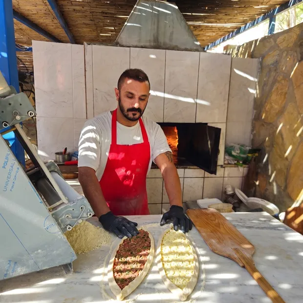 Tezgâhta elle açılan hamur